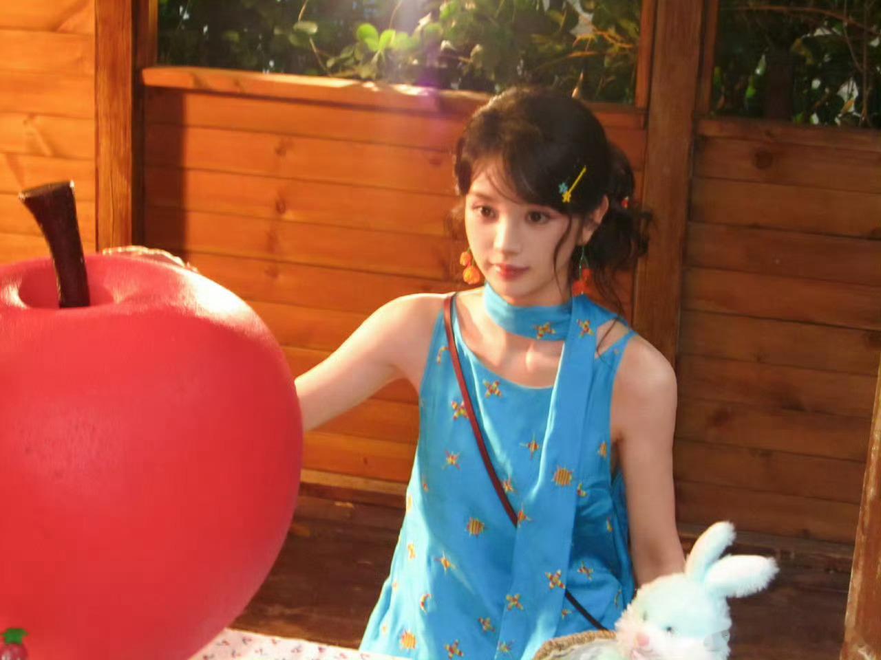 田曦薇给我抓抓怎么了 小田只真的好美啊！每次一打开微博突然看到小田的照片真是让人
