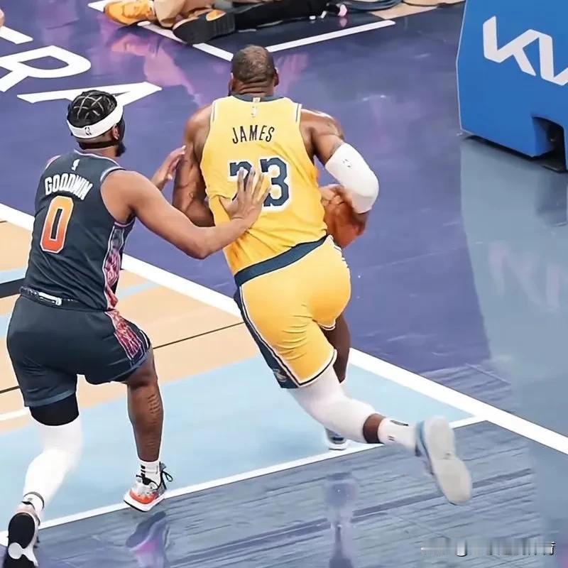 詹姆斯职业生涯至今，走步次数已经累计达到297次，为联盟具有走步统计以来的历史第