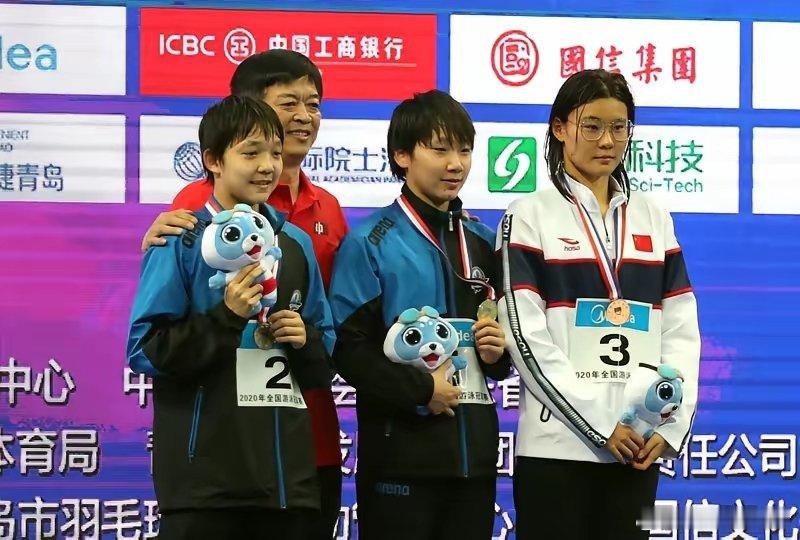 泳坛快泳     今晚，女子1500米自由泳决赛在深圳体育馆举行。这些选手，皆为