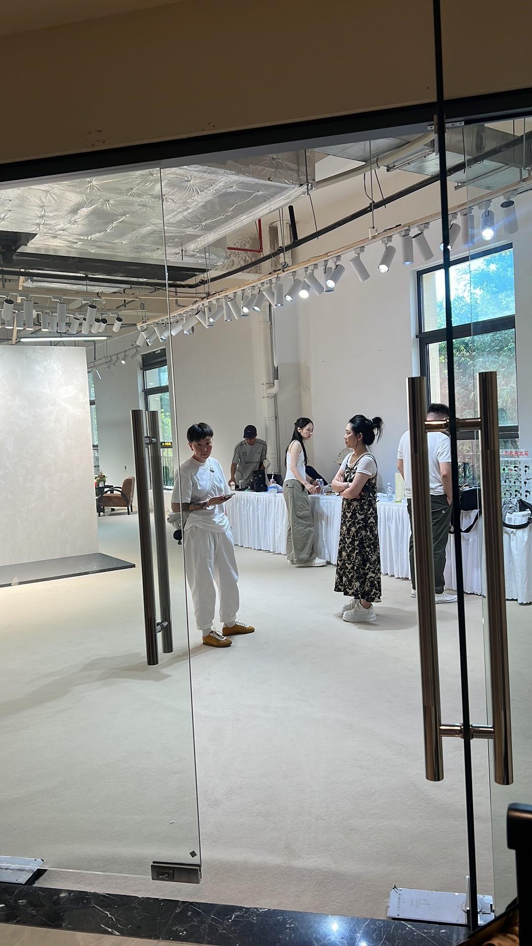 城市肺癌发病率比农村高，原因还挺多。大气污染是个重要因素，城市里工厂多、汽车多，