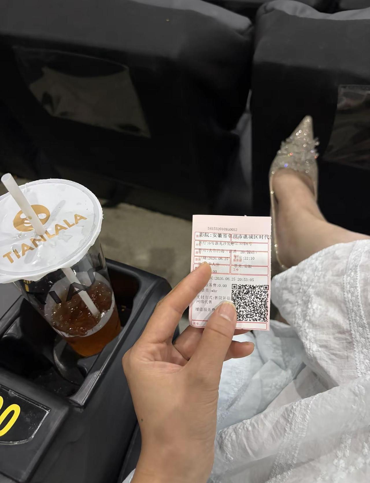 多少感情，不是不爱，而是不会好好表达，一个习惯沉默回避，一个满心等待回应，好多心