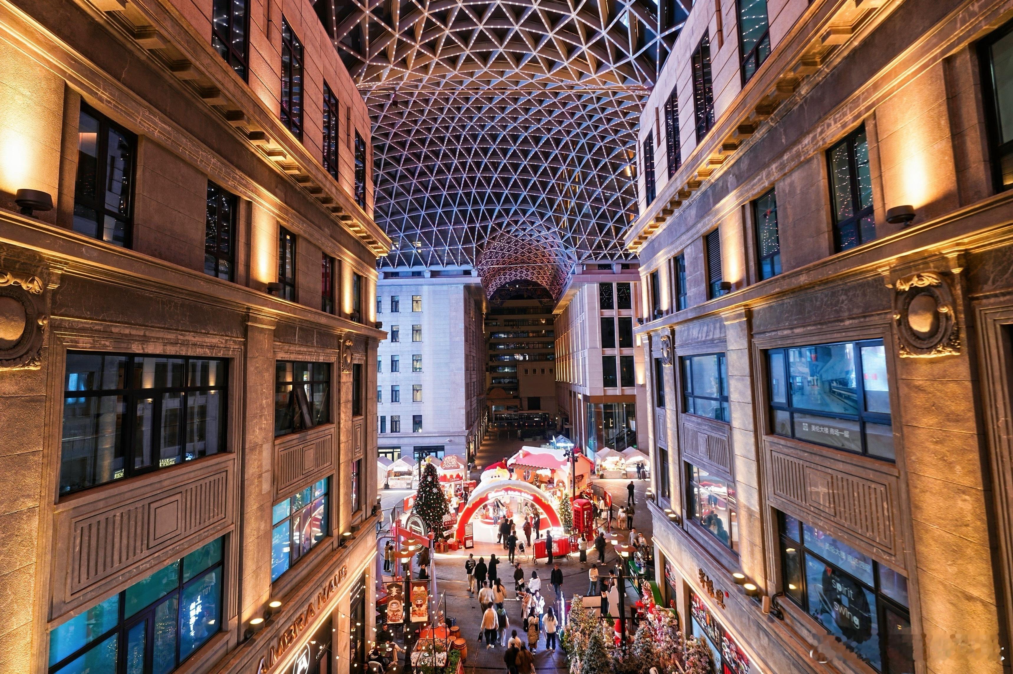 十二月的上海到处是奇迹上海又到了一年中最幸福的时刻 十二月来上海必冲南京路！变身