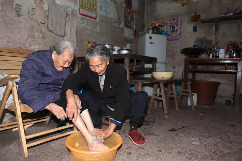 河南人看到河南的事儿，真气愤！88岁老人意外遇到车祸去世，32万赔偿款让几个儿女