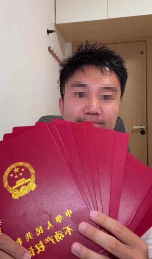 吉林一位大哥，揣着208万，在长沙一口气全款买下13套老破小。
平均每套不到16