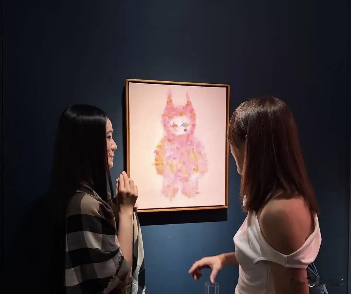 许韶恩近日办画展，台湾的明星纷纷到场支持她，底下的评论却都是阴阳怪气。

其实我