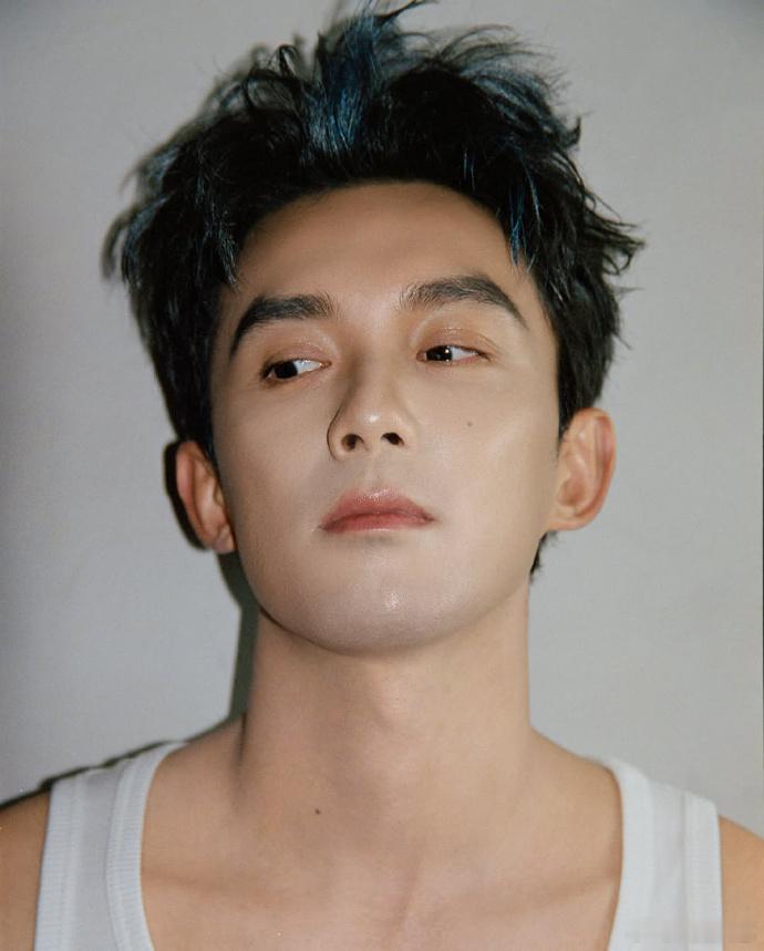 吴磊深V黑西装live 不少live物料流出，吴磊这套深V黑西装完成度很高，线条
