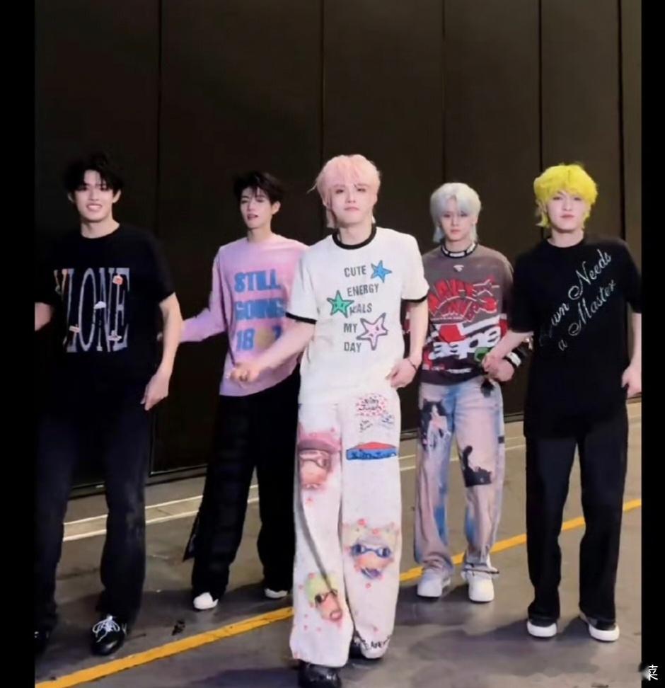 蛤？TOP最新物料更新站位，变为：苏新皓 张极 张泽禹 朱志鑫 左航 TOP更新