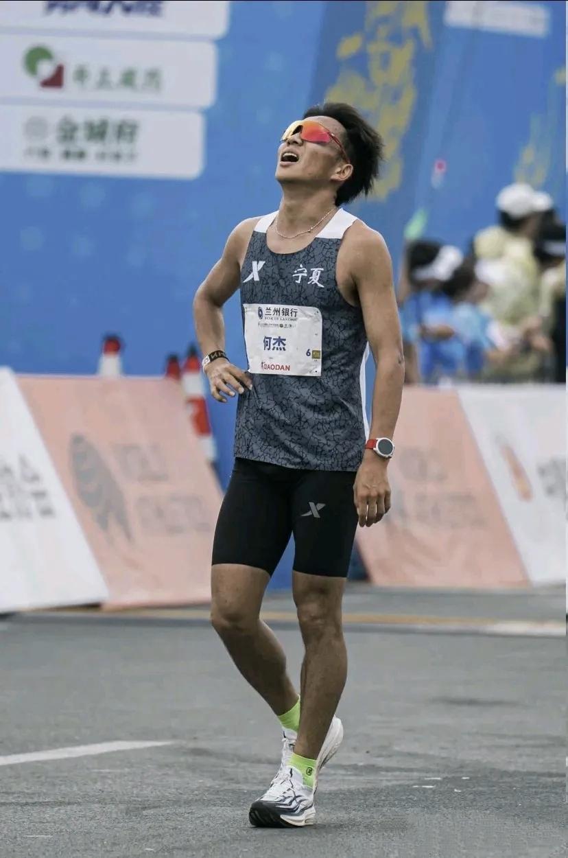 重磅官宣！何杰下半年再战柏林马拉松！
 
柏林，不仅是世界最快赛道，更是何杰的圆