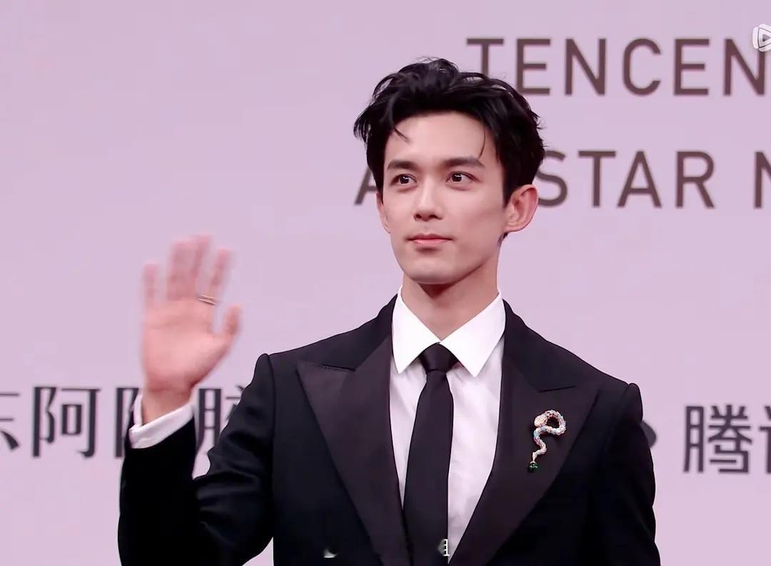 就这经济下行集体婚礼场子，吴磊随便来套西装行了星光大赏红毯