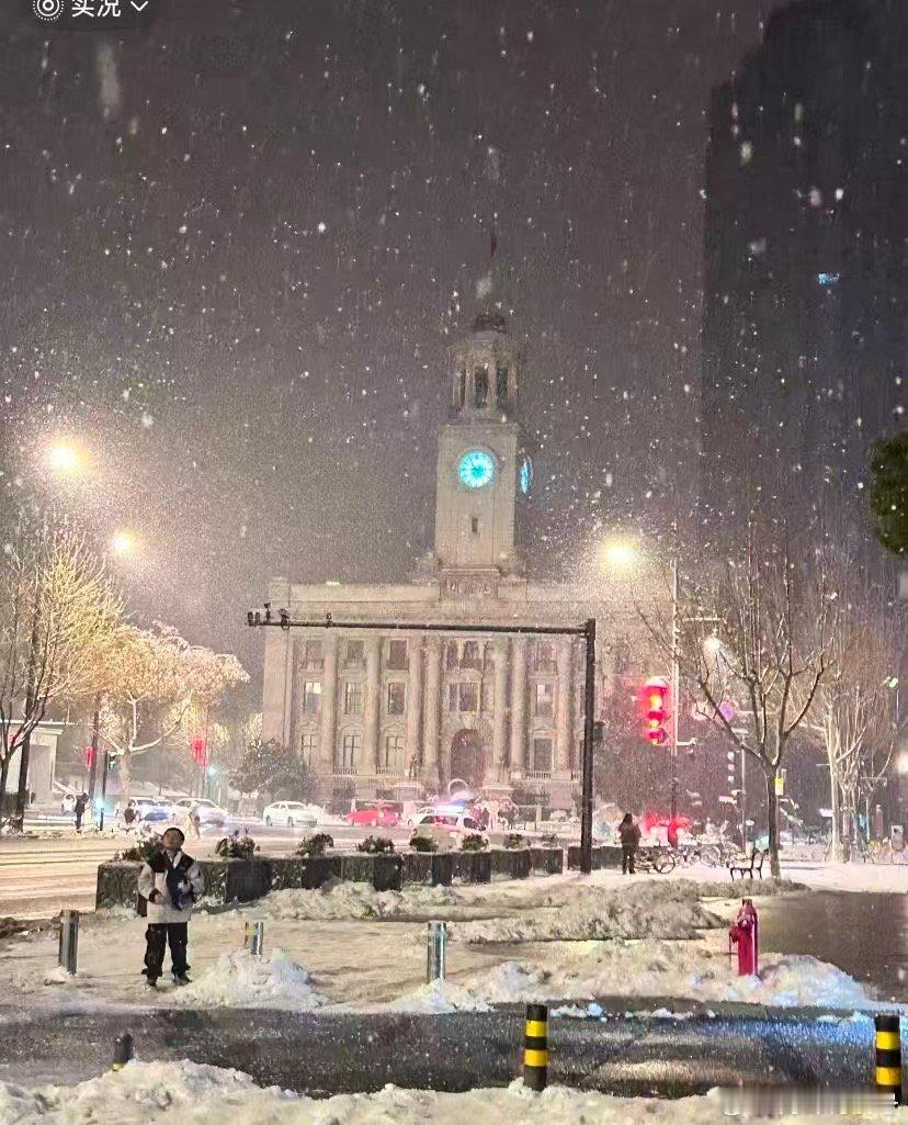 解锁武汉无人车穿梭在江城街巷 谁懂啊！在武汉充满烟火的老街巷，坐科幻片里的无人车