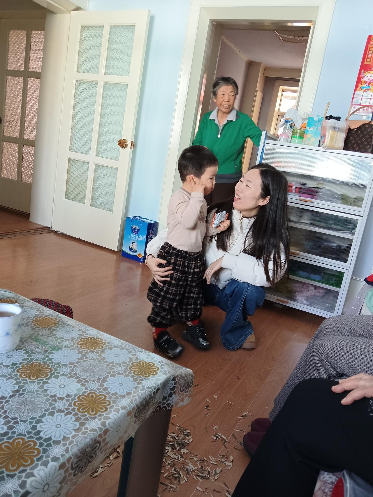 温馨家庭时光：妈妈和宝宝快乐互动。