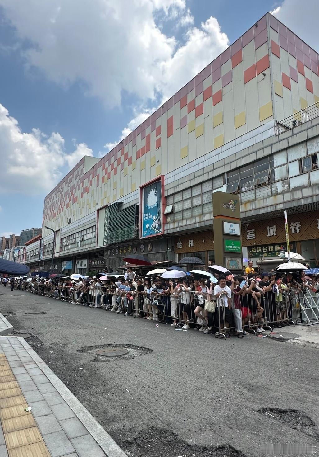 《功夫女足》今天路演，超级多人蹲星爷上下班，看到有人蹲中暑被拉走了，安全第一啊。