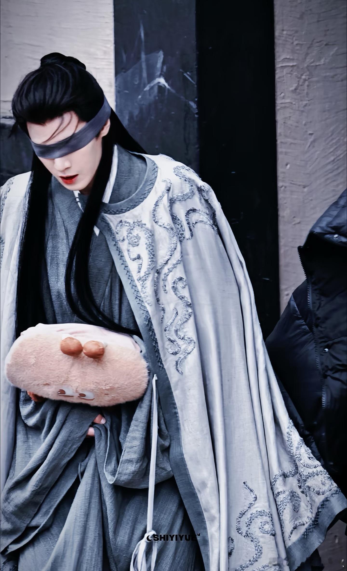 李昀锐《尚公主》蒙眼造型，完了，对这种破碎美娇男毫无抵抗力 