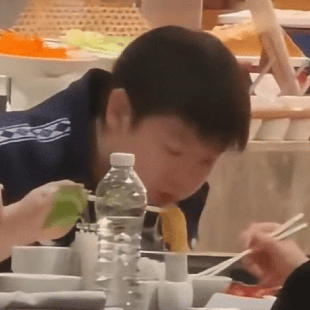 孙颖莎干饭也太可爱了！埋头吸溜的样子，小脸颊肉都在用力，这才是干饭人的正确打开方