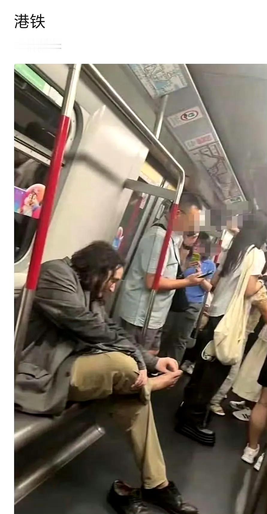 港铁一幕。网友说，如果这个人不是老外，而是内地的，不知道得被骂成什么样！