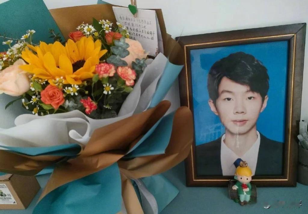 【#儿子跳楼自杀父亲想去代孕被女儿举报#】2021年12月，18岁的少年易靖博从