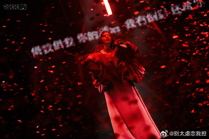 单依纯纯妹妹2.0演唱会看过前面几站巡演就知道水准有多顶，细腻通透的嗓音搭配氛围