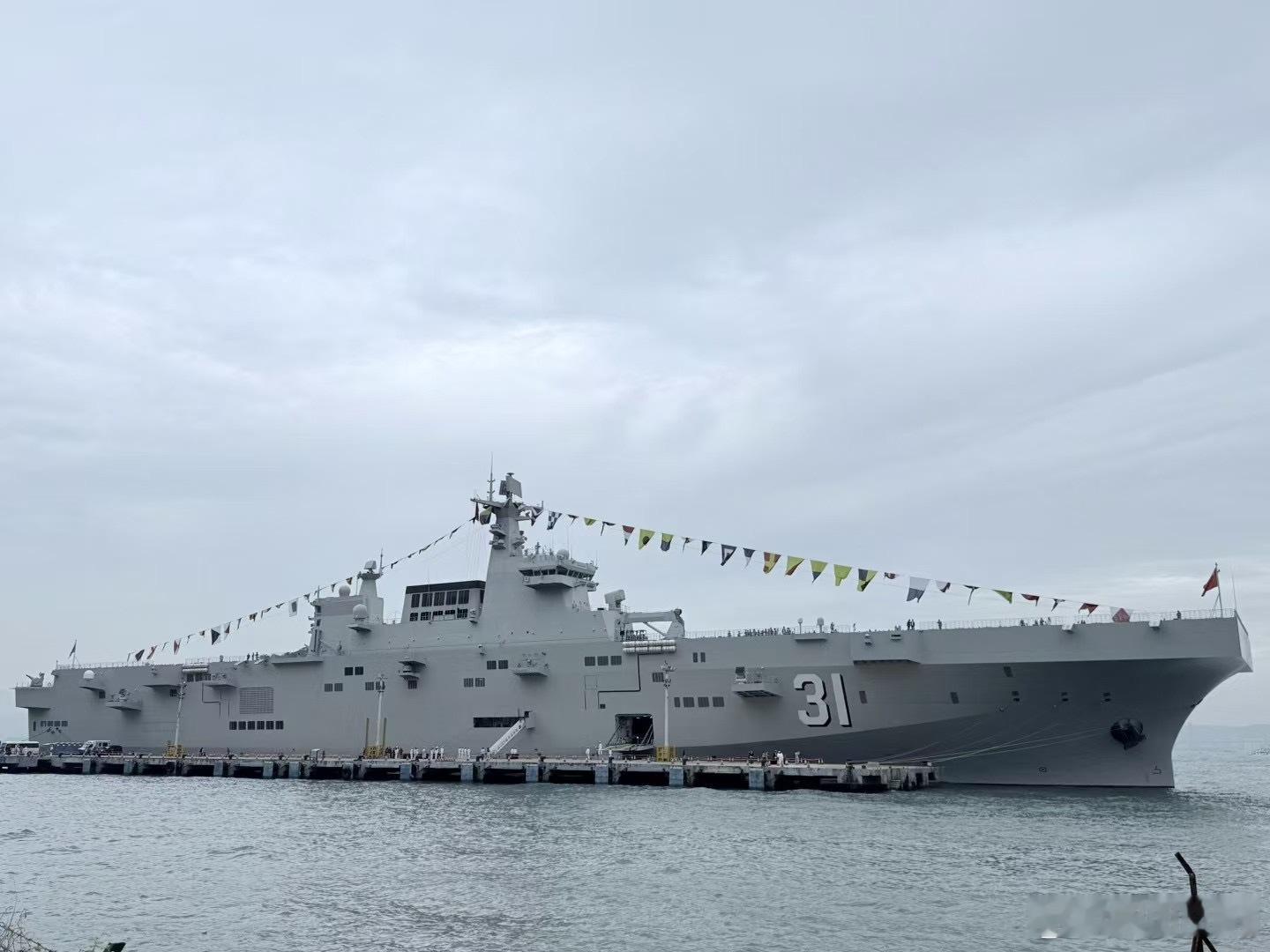 海南舰首次对公众开放 国家真的很宠香港，之前咱们第一艘航母辽宁舰在香港也开放给公