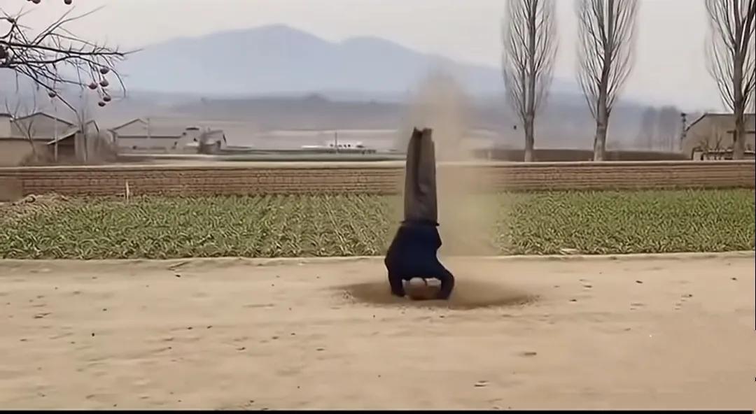 请大家猜猜这位老人的遁地术
是真的还是假的？
这位老人是真人还是假人？
    