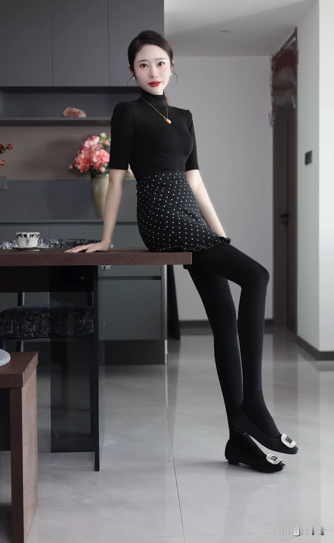 优雅黑裙穿搭，简约而不失时尚感
