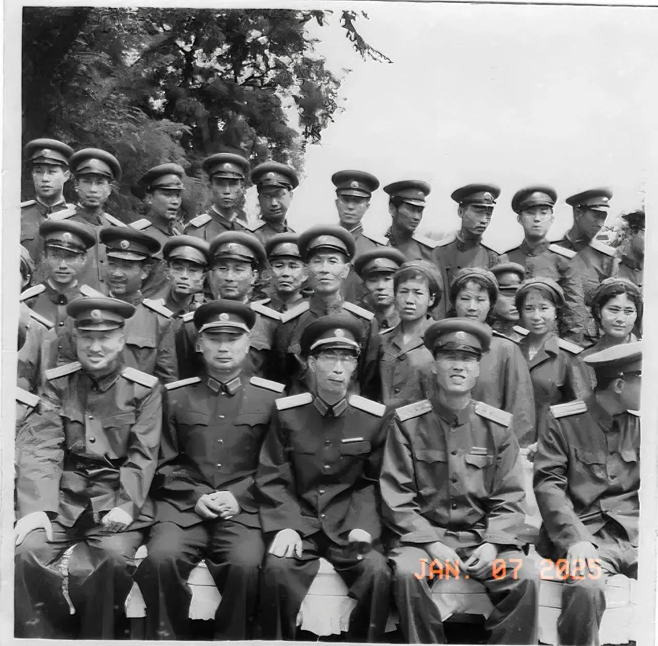 60年代初
人民解放军总政治部副主任傅钟上将（前排中），到八一电影制片厂视察工作