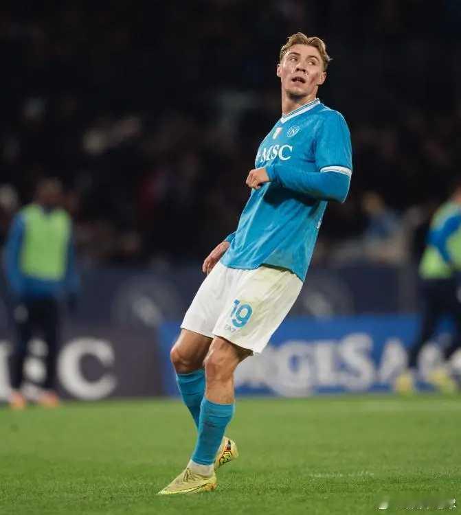 霍伊伦双响造36年纪录，那不勒斯2-1登顶意甲，尤文梦魇之地8连败意甲豪门尤文图