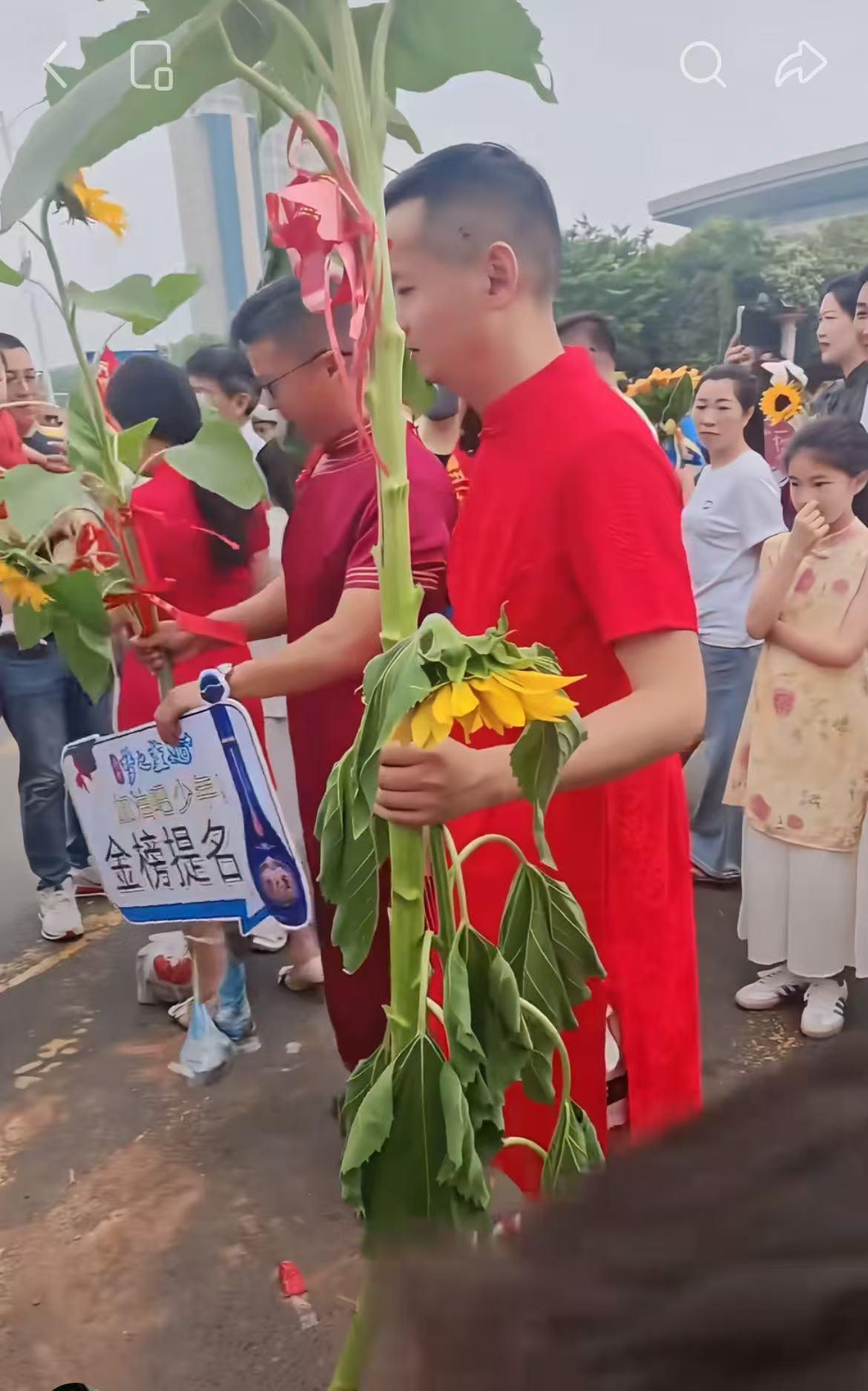 我想知道，每年高考，穿成这样的家长送考，他们的孩子都考的咋样了？知道的说一下吧！