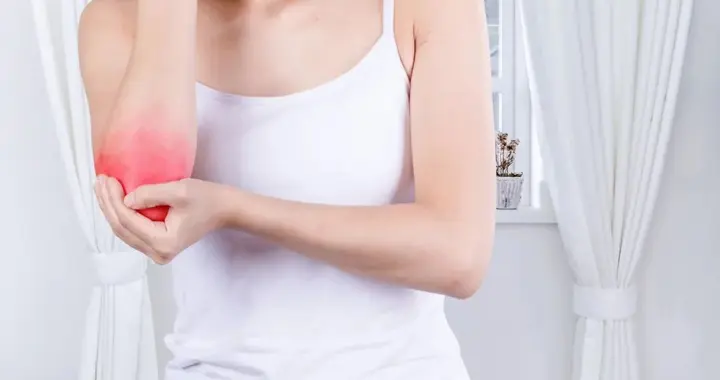 女子胳膊肘突然疼得举不起来，甚至扎不了头发、睡不着觉，医生：因家务做得多导致“网球肘”，90%以上患