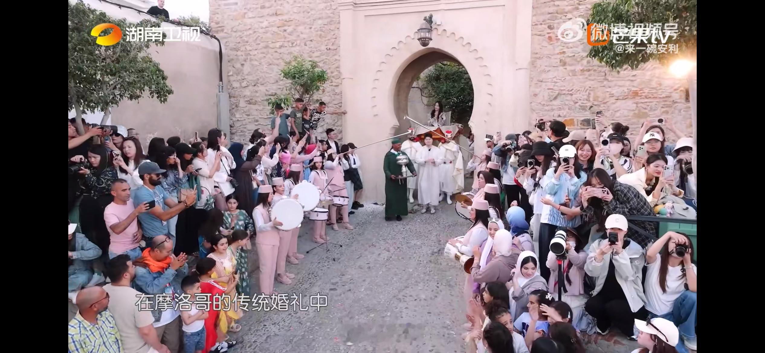 张百乔公主抱黄晓明中餐厅名场面中餐厅集体婚礼上张百乔抱黄晓明也太逗了！新郎公主抱