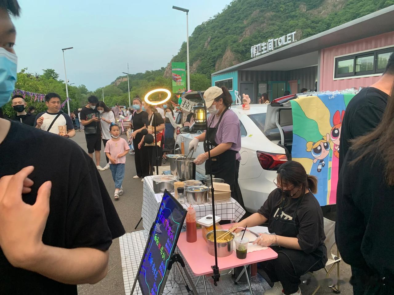  这是位于五马渡广场的一个市集，晚上六点刚刚开始就有这么多人。每个摊主都有自己的