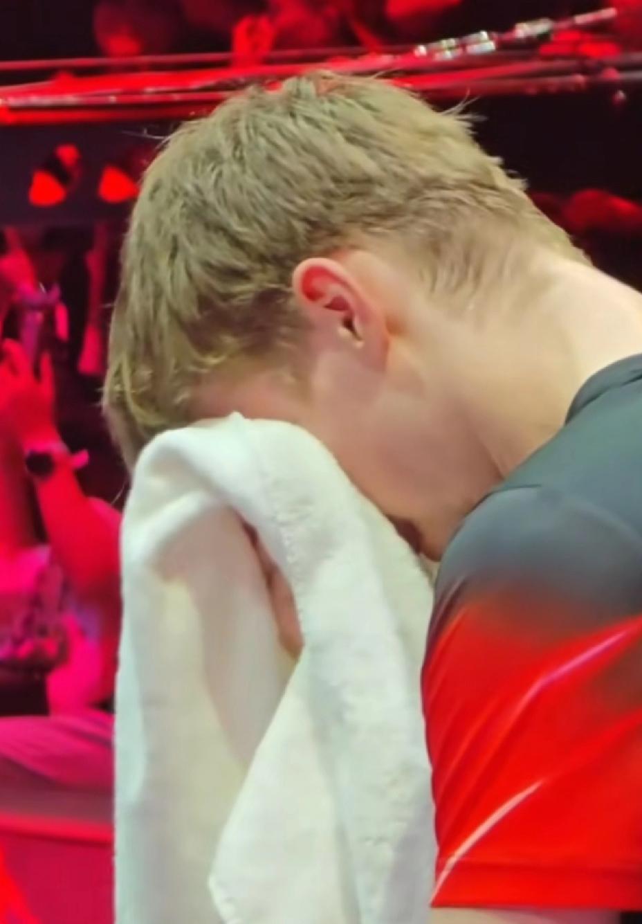 林德哭了，
估计半夜睡醒都想扇自己两下子。
为什么7：2领先那么多的情况下叫暂停