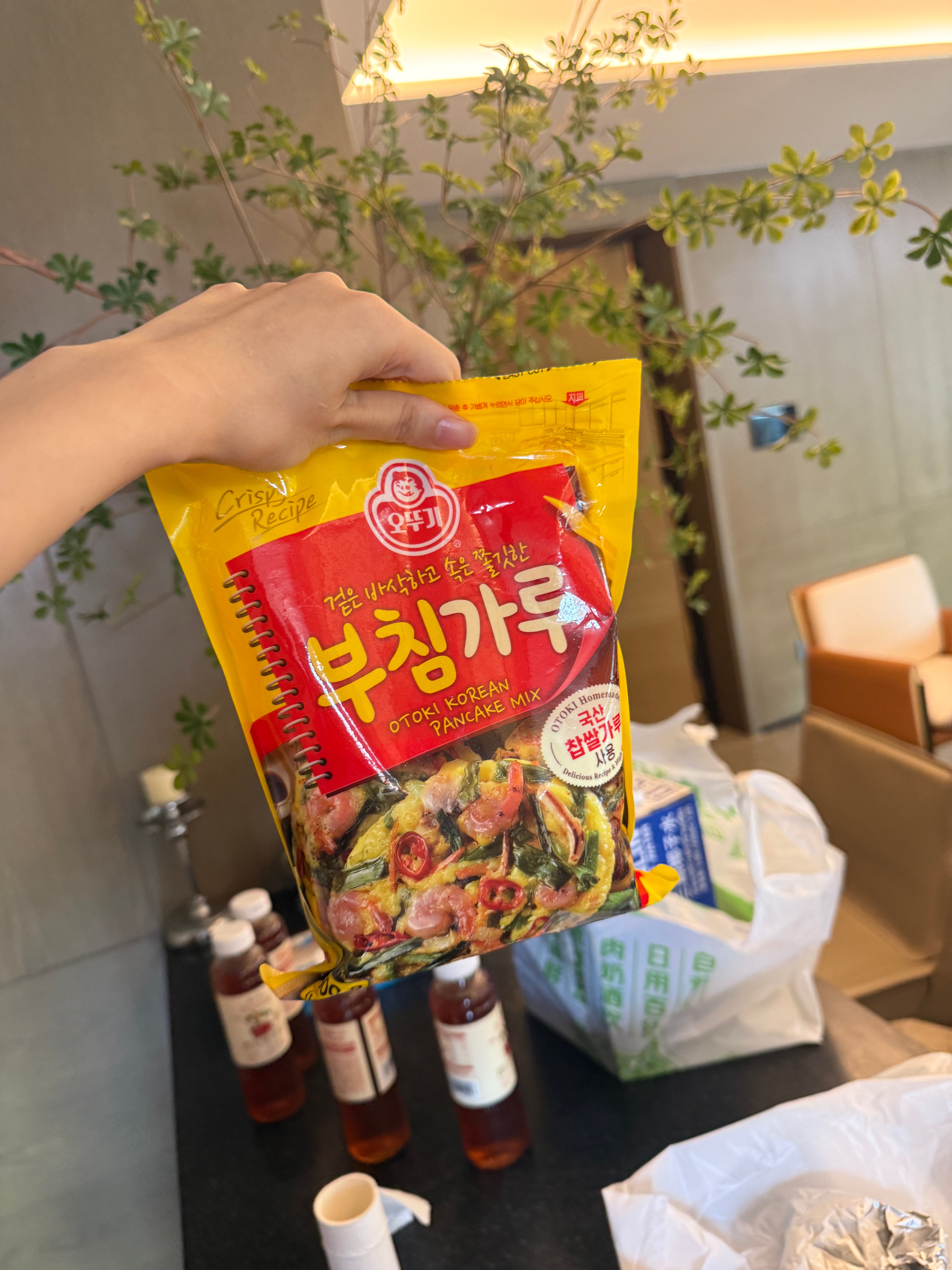 好吃超级简单，就买这个煎饼粉打成糊，然后呢，你就葱啊，虾仁啊，鱿鱼啊，放点辣椒，
