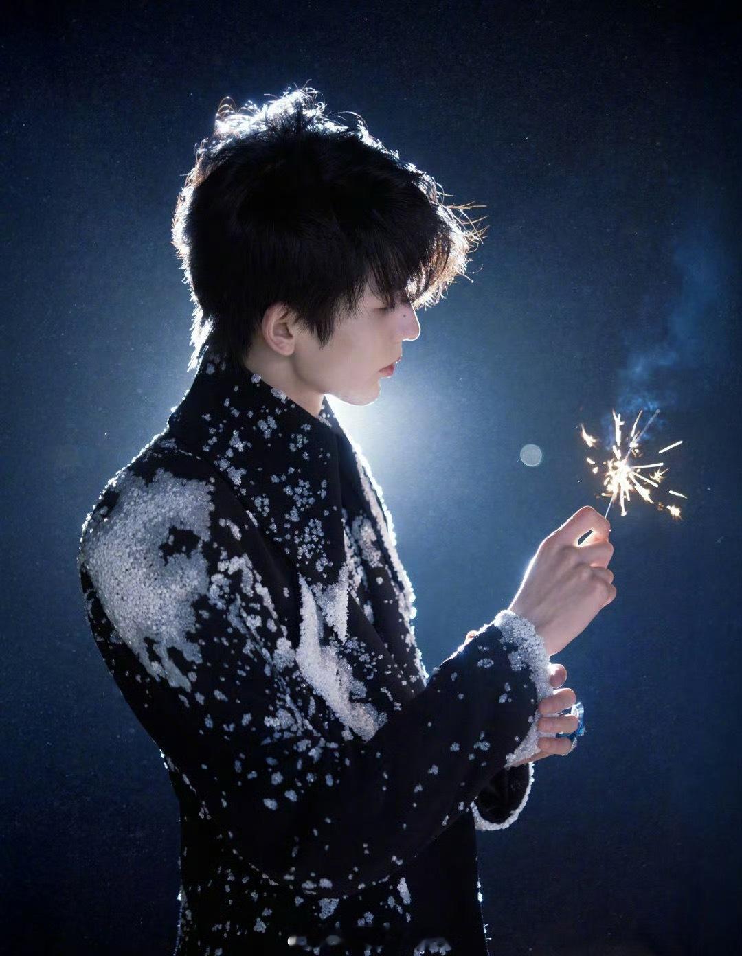 张凌赫ELLE风尚大典出图啦，很帅很适合他[点赞] ​​​