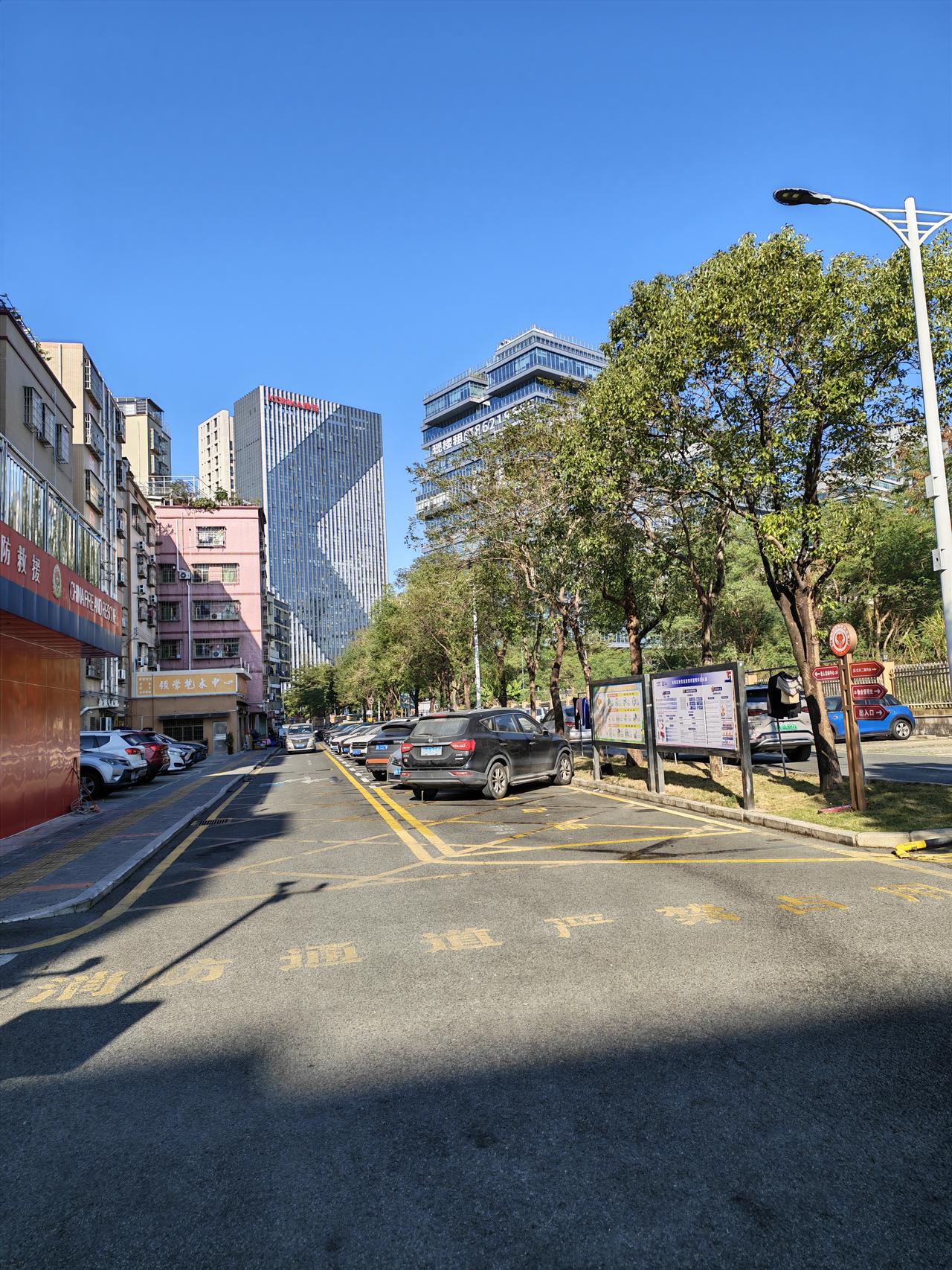 记录我的2026康佳光明中心，这边一条小村庄，可能是被周边的拆迁带动了，建设的非