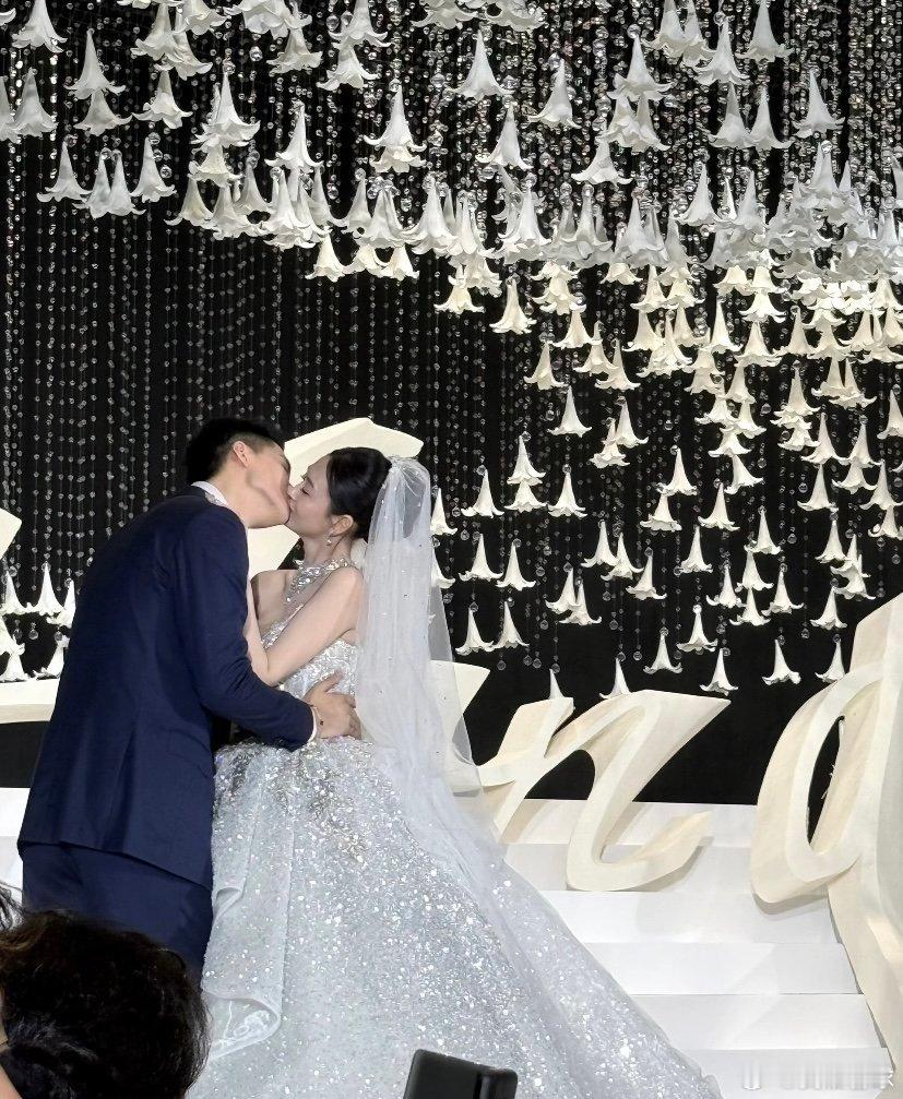 郎才女貌！北控男篮锋线朱松玮昨天结婚啦，非常低调啊，恭喜[鼓掌]！ ​​​