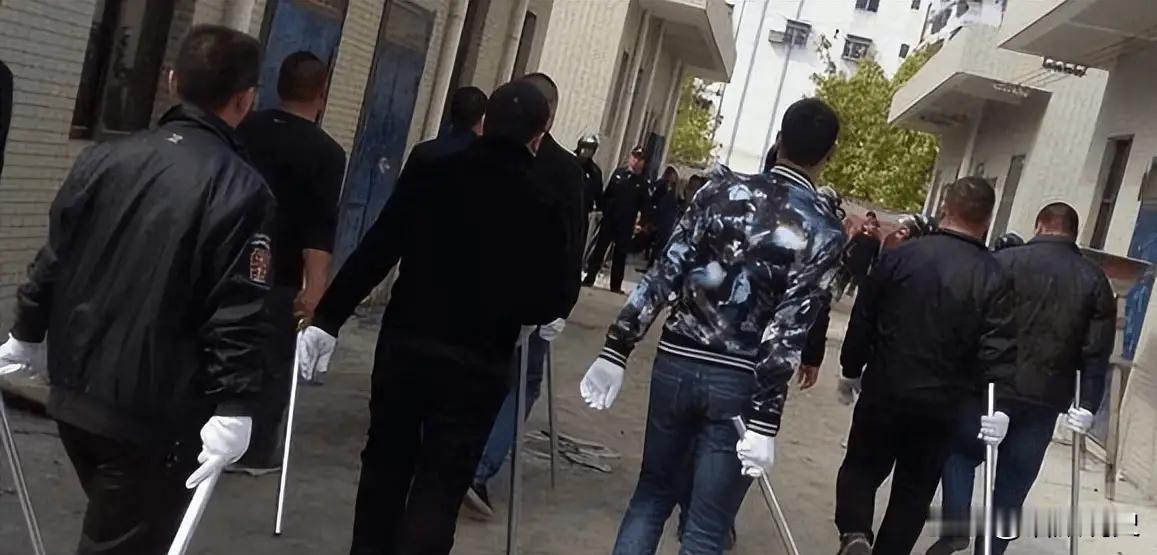 “这霸王餐的代价也太大了！”浙江，一男子在饭馆吃霸王餐后，老板找其讨要，男子觉得