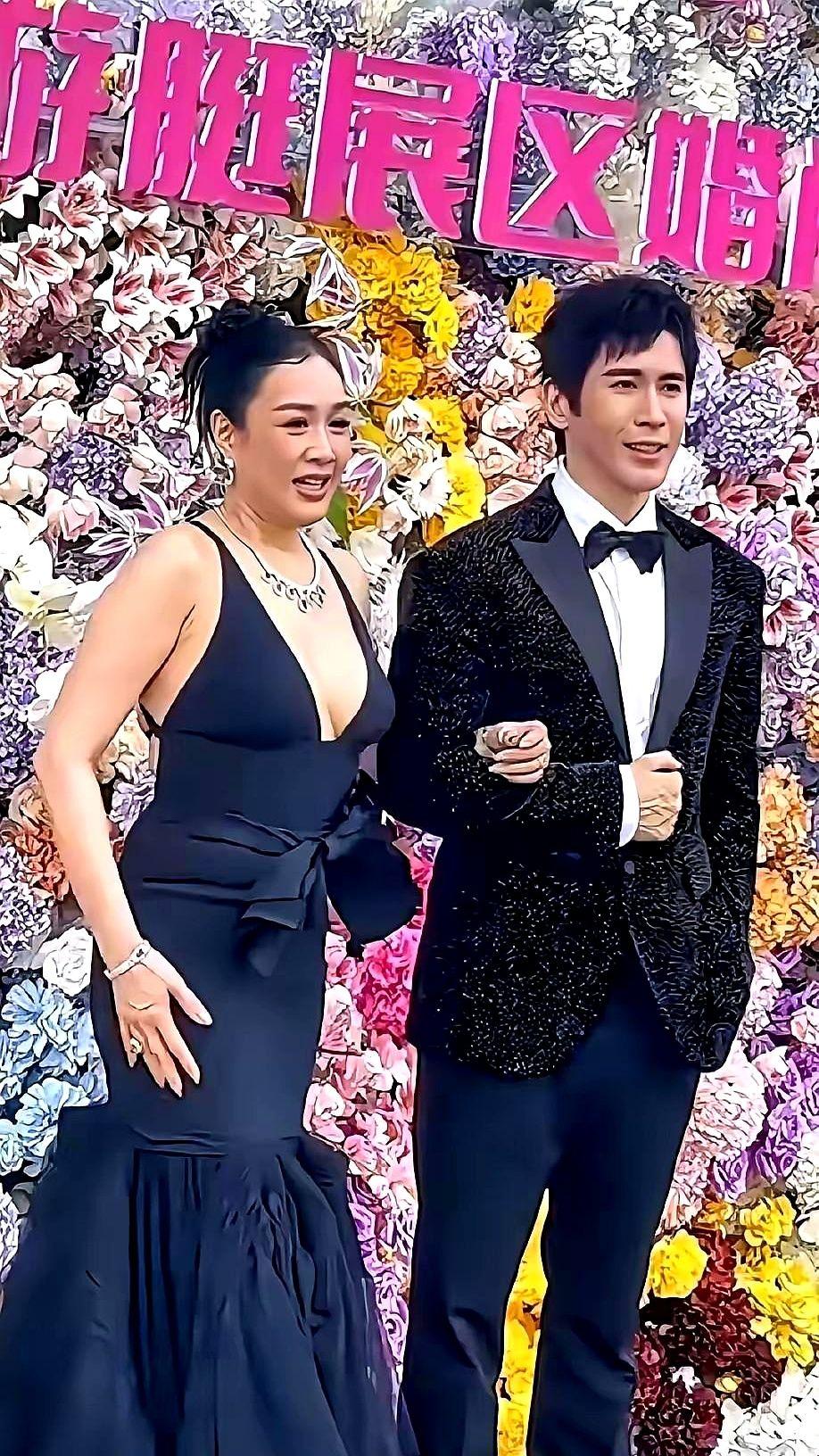 穿衣自由当然值得提倡，但自由不等于乱穿，更不是把不合适的衣服硬套在身上。

看到