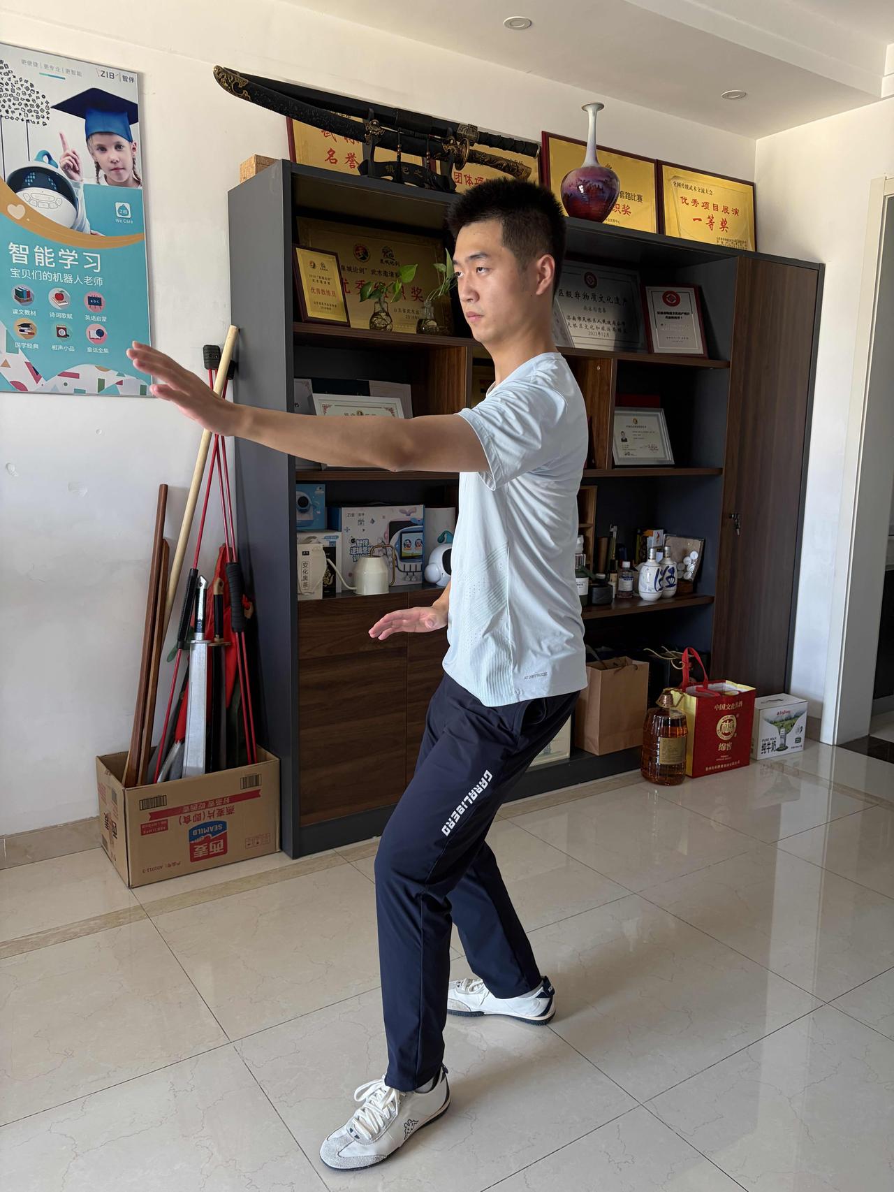 周末时光，一众弟子齐聚一堂潜心习练形意拳。队伍里有远道而来的公职人员、山东大学的