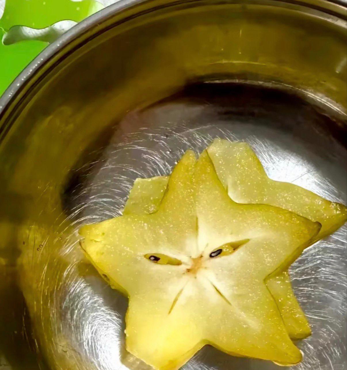 他好像有点不高兴 