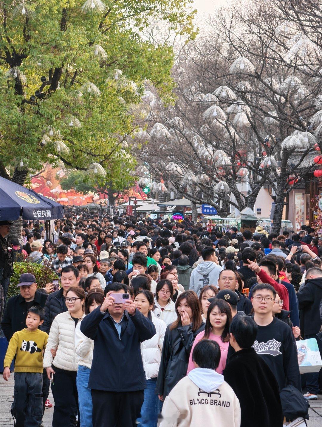 初六朝外走是生理刚需到了外面就直接傻眼…哪儿哪儿都是人！网红店排、商场排，连买杯