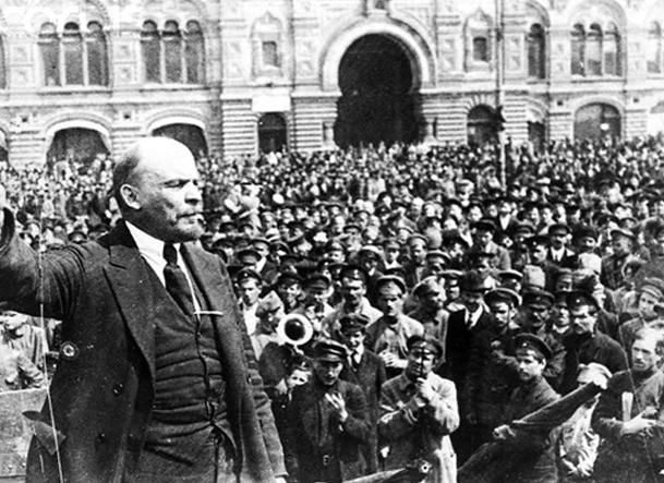 1922年，哈尔滨的大街上出现了一群奇怪的人：金发碧眼，穿着破旧的貂皮大衣，操着