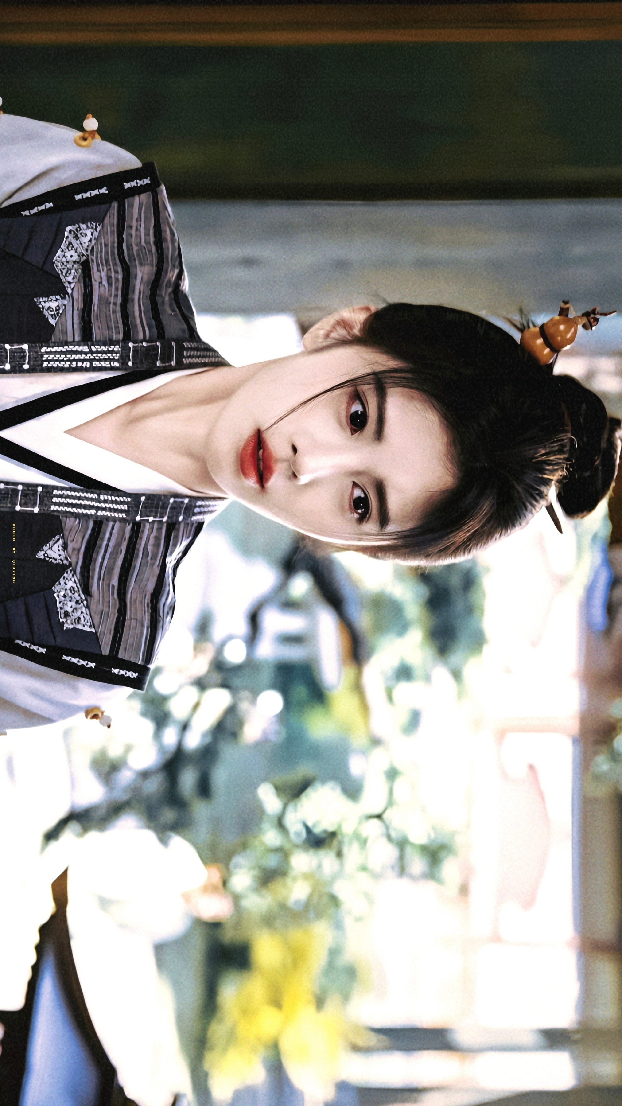 jjy鞠婧祎姜黎非jjy 鞠婧祎千香 "枫叶被风拂起又掉落,入眼的是眉眼带笑的她
