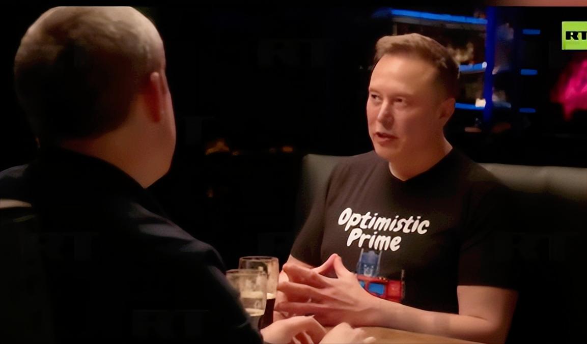 刷到马斯克最新采访直接看懵了，他当着全网的面喊话，美国已经快被国债拖垮，马上就要