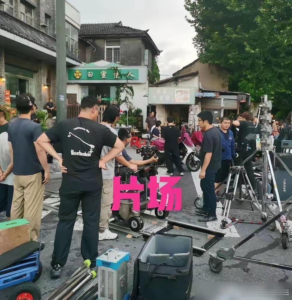 刘诗诗片酬，从1.1亿到1200万。 新剧《掌心》片酬，1200万。而前作《一念