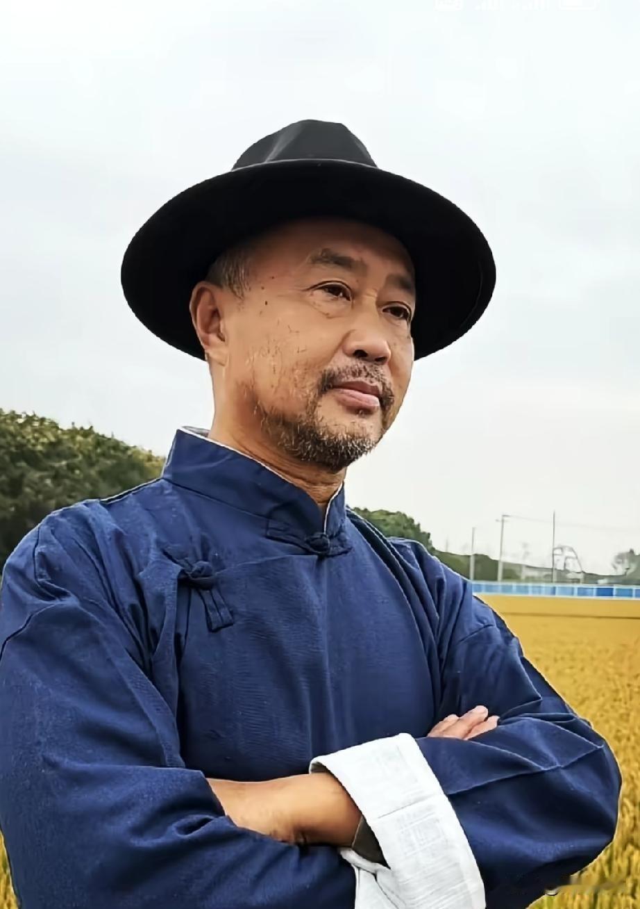 沈巍穿上青布长衫，帽子一戴，往那儿一站，就很有老上海滩大佬派头。评论区说，比那些