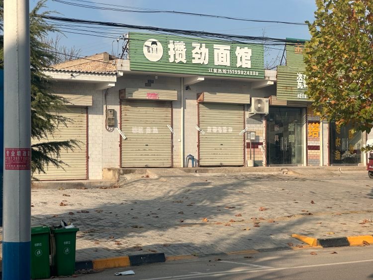 【#男子灌面汤呛死妻子案最新进展#】去年9月4日凌晨，39岁的小吴死在了自家面馆