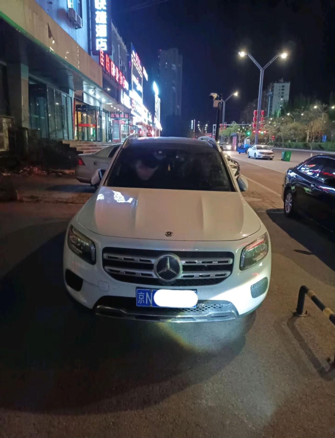 北京车牌奔驰白色SUV汽车。京N车牌奔驰GLB白色紧凑型SUV车型，型号是奔驰G