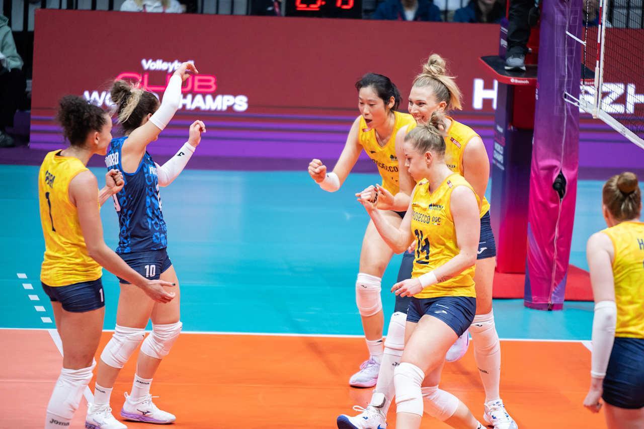 女排世俱杯首轮比赛，科内利亚诺3-0战胜巴西海滩，三节比分为25-20，25-1