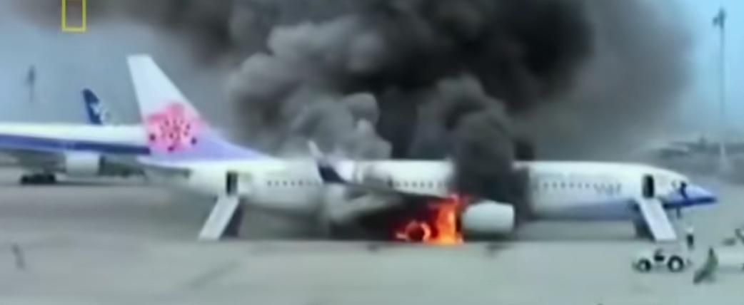 台湾客机日本机场爆炸，165人全获救！真凶竟是颗“隐形螺丝”，背后问题更沉重
 
