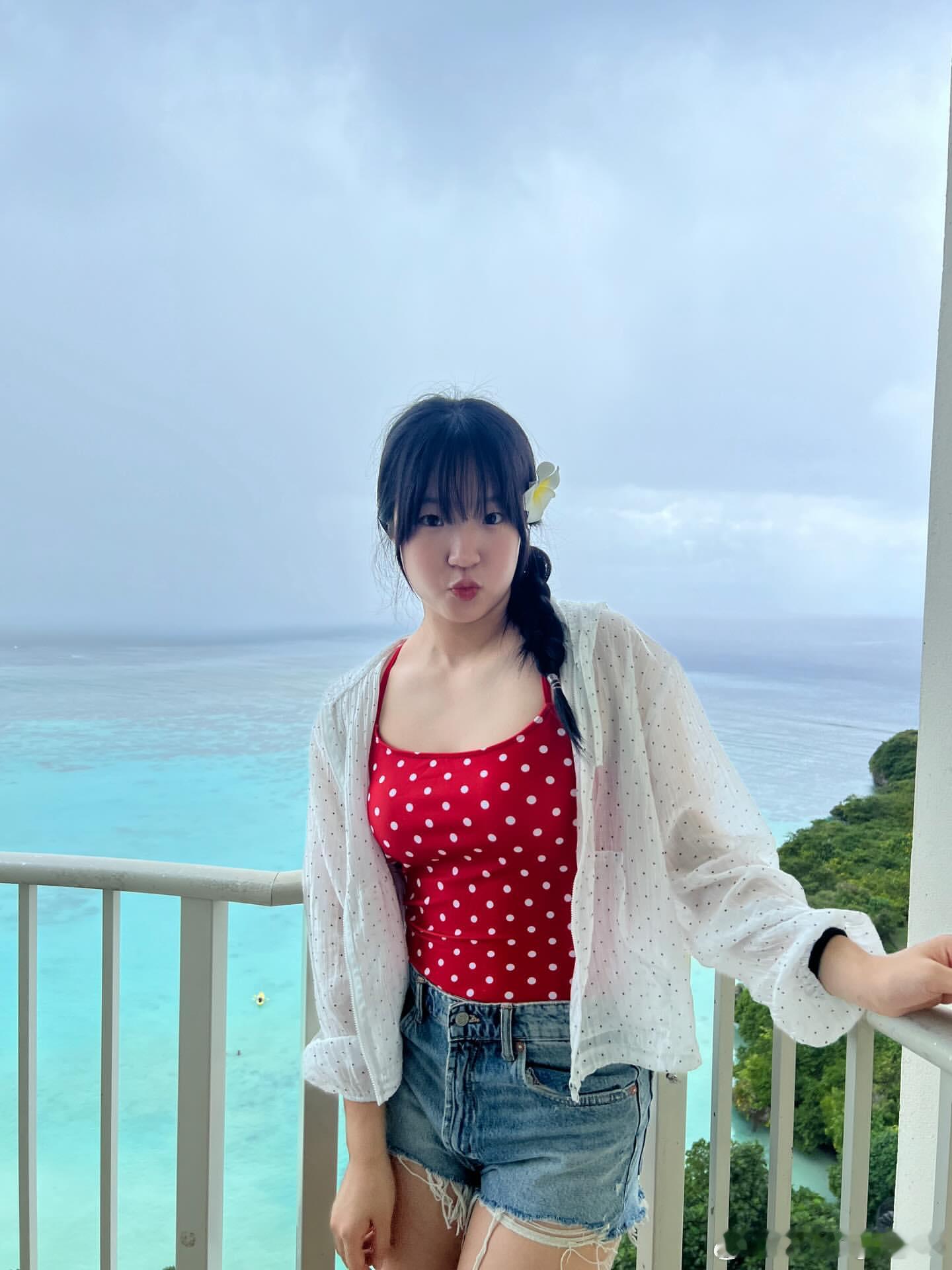 申裕斌更新ig：🥥🍔🏊🏻♀️🌺🏖️ 